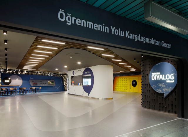 Turkcell Diyalog Müzesi, katılımcılara görme ve işitme engellilerin yaşadığı hayatı deneyimleme şansı tanıyor.