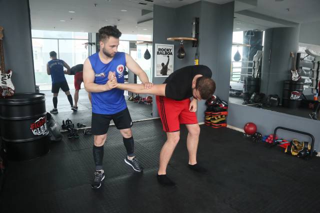 Bıçak benzeri saldırılarda yakın dövüşte rakibi egale etme teknikleri.|Fotoğraf: Cenk Ertekin