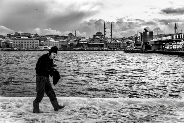 Karaköy'de Bir Sokak Satıcısı