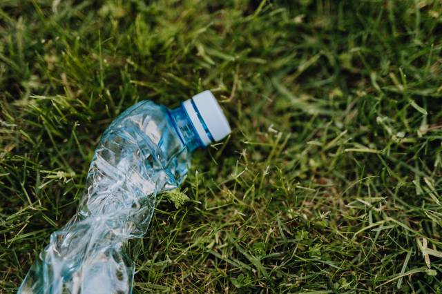 Tek kullanımlık plastikler doğa için çok tehlikeli. 