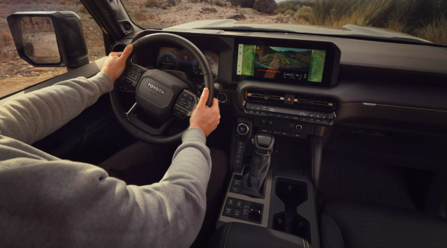 Yeni Toyota Land Cruiser Prado Toyota Safety Sense, T-Mate ve sürüş asistanının birçok becerisi sayesinde güvenli sürüş özelliklerine sahip.