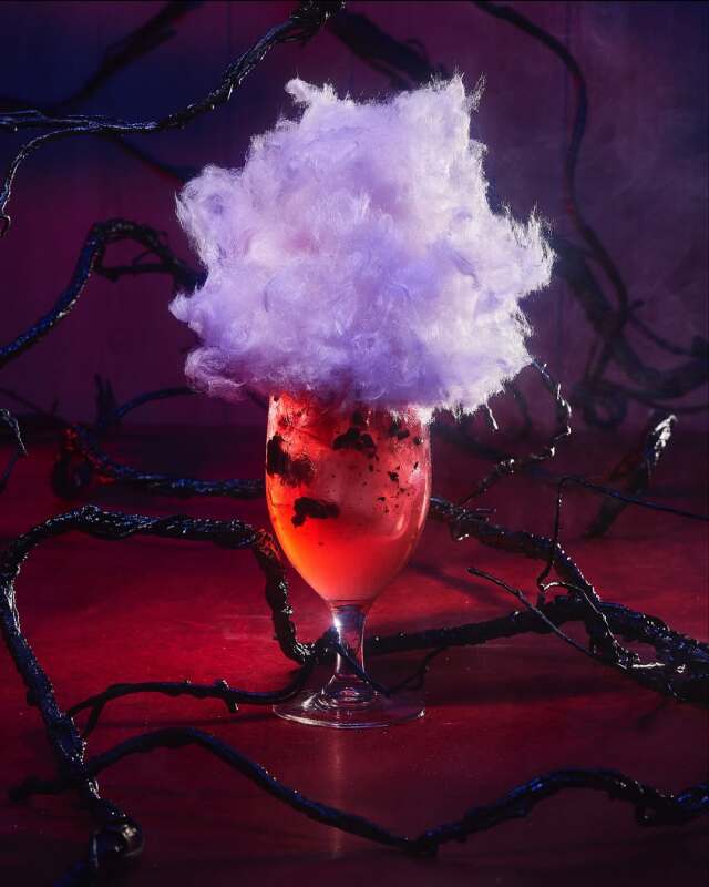 Görsel bir şov eşliğinde masaya gelen bu kokteyl, Stranger Things dizisinin ünlü canavarı The Mind Flayer’dan esinlenerek yaratıldı. 