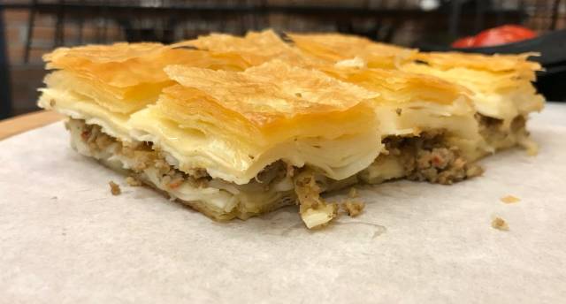 Adana böreği, 14 kat baklava hamuruyla yapılıyor.