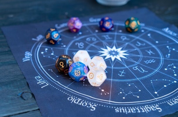 Batı astrolojisinde burçlar, elementleriyle birlikte değerlendiriliyor.