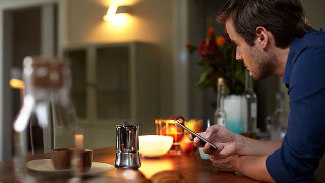 Philips Hue tarafından üretilen akıllı ampul.