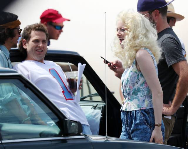 Dizinin başrollerinde Emme Stone ve Jonah Hill var. 