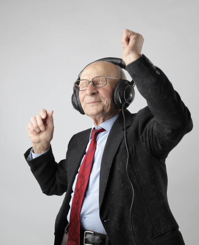 Şarkı söylemek, müzik dinlemek ya da enstrüman çaImak; beyindeki konuşma, bilinç, hafıza ve duygu alanını yöneten sayısız bölümü aktive ediyor.