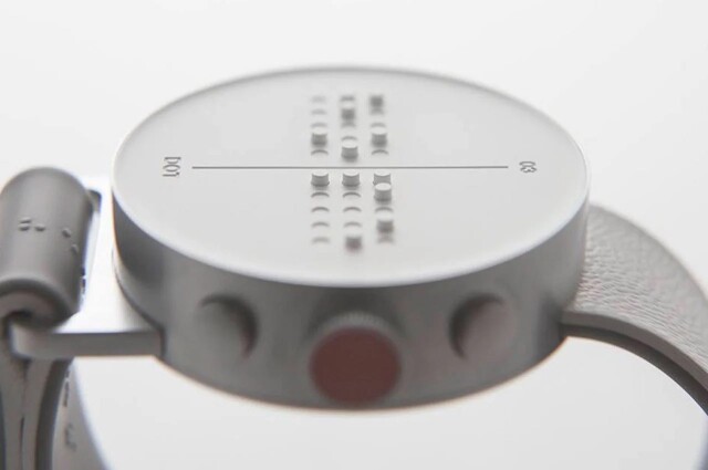 Braille alfabesi kullanılarak tasarlanan bu akıllı saat, görme engellilerin saat üzerindeki noktalar yardımıyla kitap ya da tweet okumasına imkan sağlıyor. 