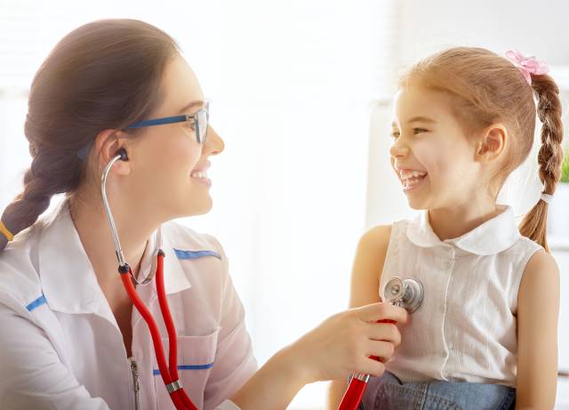Doktor çocuklarının, okula gitmemek için ebeveynlerini hastayım diye kandırmaları zor!