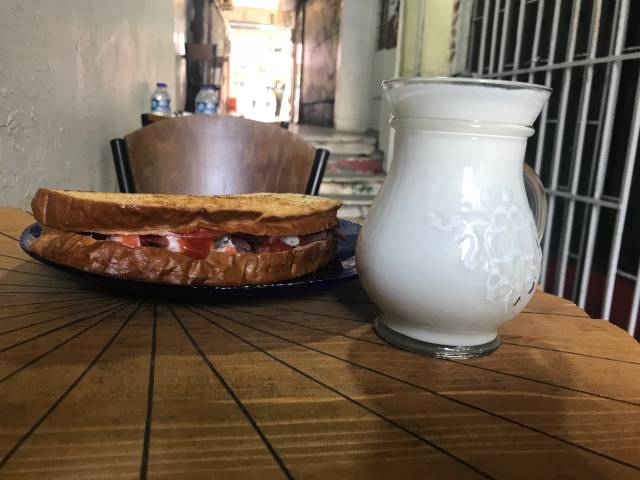 Cunda Tost Evi, Kadıköy’de bir hanın içinde küçücük bir mekan. Ayranı, ev yapımı yoğurttan yapıyorlar. 