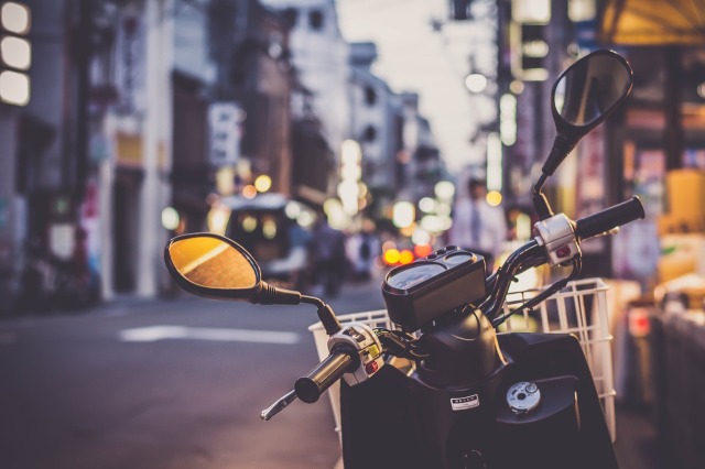 Şehir içi ulaşımda motosiklet kullanmak, trafik sıkışıklığını aşmak ve park yeri bulma derdini ortadan kaldırmak için pratik bir çözüm sunarken güvenlik riskleri ve hava koşulları gibi dezavantajları da beraberinde getiriyor.