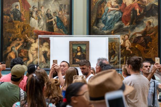 Mona Lisa saldırılara karşı kurşun geçirmez cam ile korunuyor.