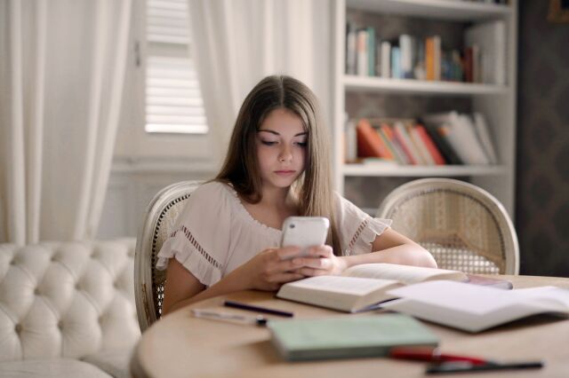  Çocuklar ya da ergenler açısından telefon; arkadaşlarla iletişim kurmanın, gruba ait hissetmenin ve tatilde kopan sosyal ilişkileri devam ettirmenin bir yolu.