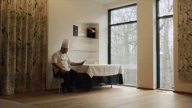 Wassim Hallal filmde Michelin Rehberi’nin merkezinden haber beklerken...
