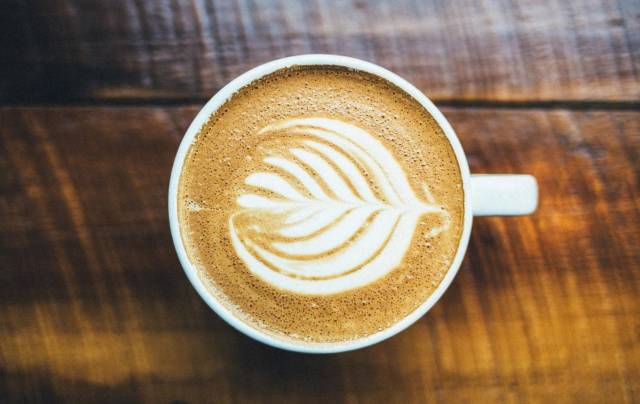 Barista eğitimlerinin bir parçasını da 'Latte Art' oluşturuyor.