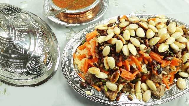 Acem pilavı içinde çeşitli sebze ve bakliyat barındırıyor.