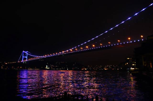 Eminönü, Kabataş ve Üsküdar iskelelerinden tekneler kalkıyor.