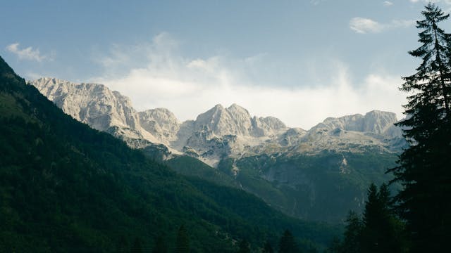 Valbona Vadisi, Arnavutluk Alpleri’nin en dikkat çekici noktalarından biri. 