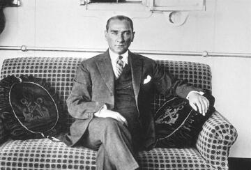Atatürk’ü özlemle ve sevdiği türkülerle anıyoruz