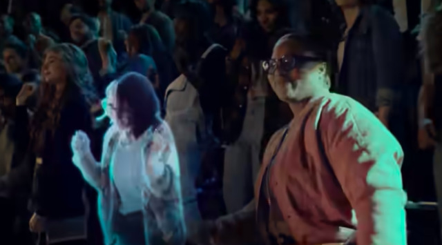 Sunumdaki konser sahnesi de çok yabancı gelmiyor. Sanal konser, beş yıl önce Samsung’un projesi kapsamında VR gözlükleriyle yapılmıştı. 2020 yılında da Travis Scott, Fortnite etkinliği kapsamında sanal konser vermişti. Tabii Zuckerberg’in amacı, metaverse’ü tam anlamıyla hayata geçirmek. Yani amaç, konseri oradaymış gibi izlemekle kalmayıp orada arkadaşlarınızla bulunuyormuş gibi hissettirmek. 