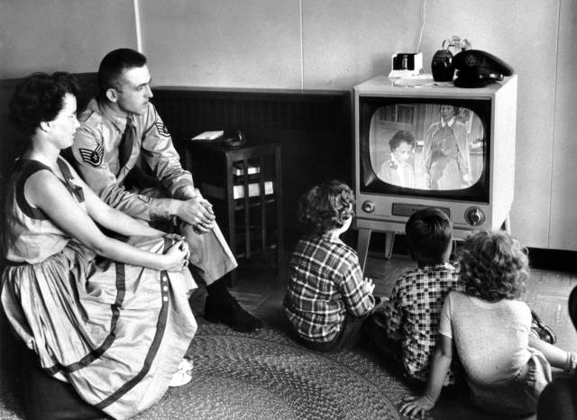 Eskiden televizyon ailece izlenirken bugün herkes kendi tercihini tek başına izliyor.  