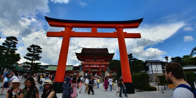 Fushimi Inari Tapınağı’nı dolduran Instagram meraklıları yüzünden burada fotoğraf çekmek epey zor.