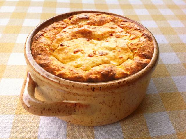Sırbistan’ın en gözde böreklerinden olan gibanica yufka katmanlarının arasına peynir, süt, kaymak ve yumurta konularak hazırlanıyor.