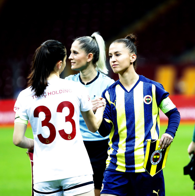 Kadına yönelik şiddete karşı yapılan hazırlık maçının ilki Galatasaray’ın evinde oynandı. 