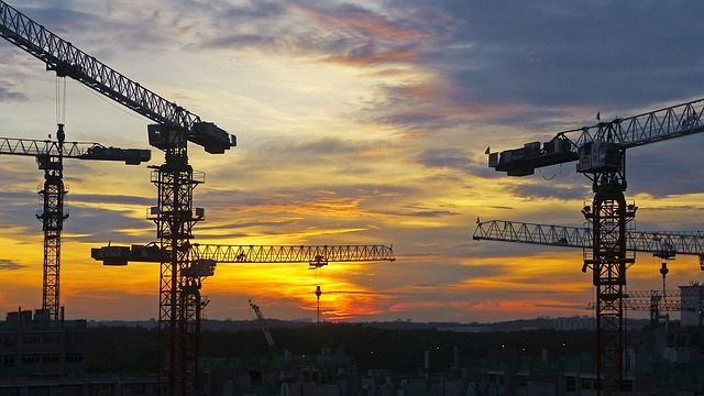 İnşaat sektörü de akıllı şehir teknolojileri ve IoT uygulamalarının nimetlerinden faydalanıyor. Bu sayede inşaat projeleri daha güvenli, daha verimli, daha tasarruflu ve daha sürdürülebilir olarak gerçekleşiyor. 