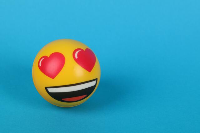 Dünya genelinde, sosyal medya paylaşımlarımızda her gün yaklaşık 700 milyon emoji kullanıyoruz.
