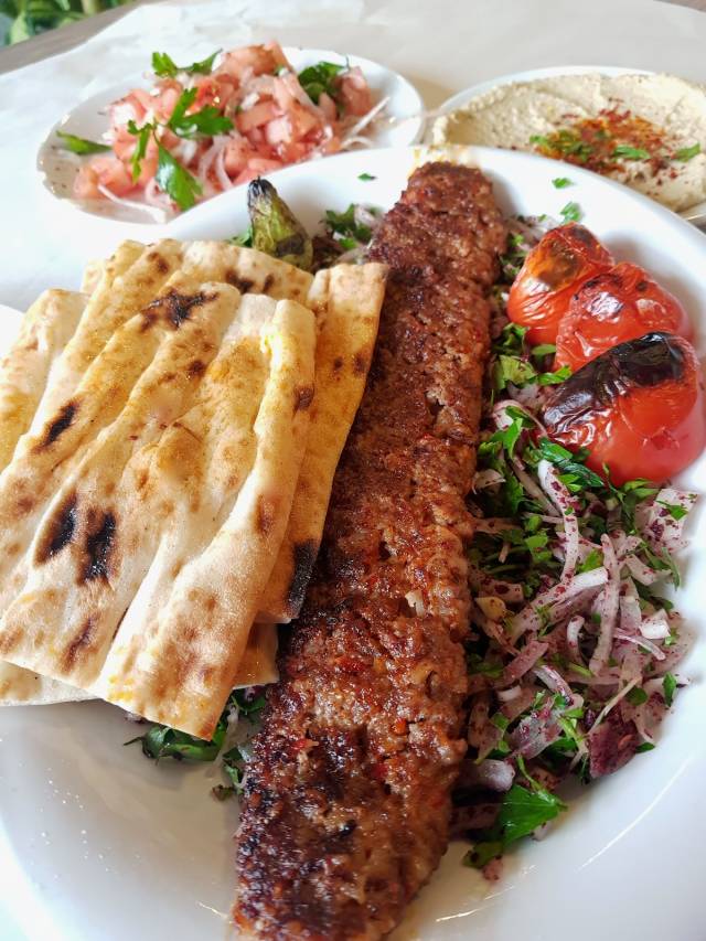 Adana ile özdeşleşmiş Adana Kebap, bir de acılıysa yemeye doyum olmaz. 