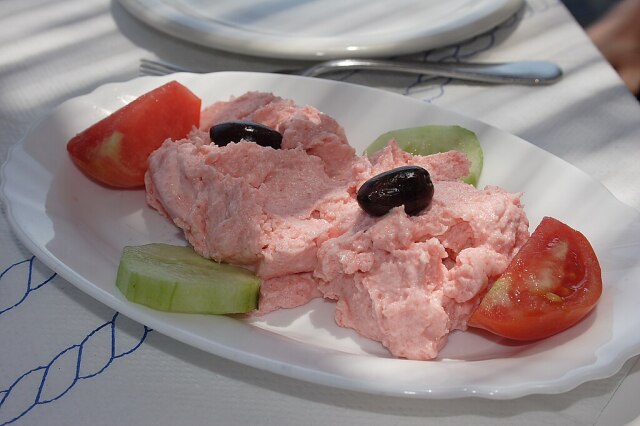 Taramasalata, kısa sürede ve pratik olarak hazırlanan bir meze. Komşudan: Yunan Usulü Tarama (Taramasalata)