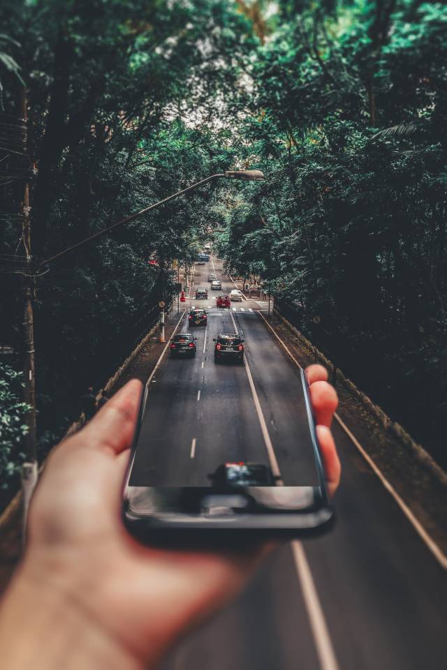 İnternete bağlı araçların ön camında, gidilecek doğru rotayı gösteren bir yol haritası olacak ve bu yol haritasına sesle müdahale edilebilecek. 