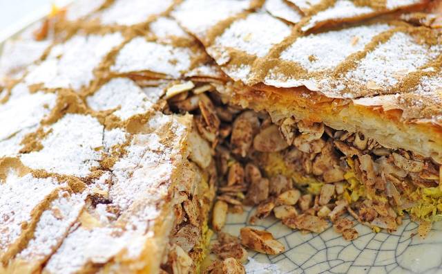 Pastilla geleneksel bir Fas yemeği. 