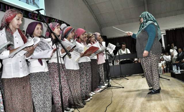 Emre Dayıoğlu: “Müzik öğretmenliğine başladığım köy okulum Antalya Elmalı ilçesi Bayralar Köyü Durmuş Yener Ortaokulu koromuz. Ben piyanoyla eşlik yapardım. Şefimiz Münevver teyzem koroyu yönetirdi.”