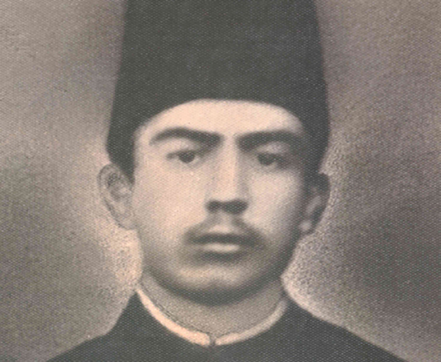 Özellikle yabancı dil alanına ilgi duyan Mehmed Akif; Türkçe, Arapça, Acemce, Fransızcada çok başarılı oldu. Kendisinin şiir tutkusu da bu yıllarda başladı.