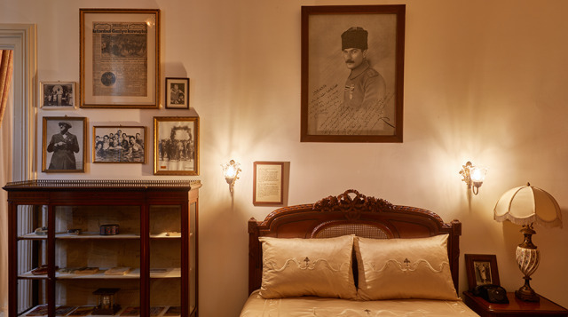 Pera Palace Hotel’deki 101 numaralı oda, Mustafa Kemal Atatürk’ün doğumunun 100’üncü yılında kişisel eşyalarının sergilendiği bir müzeye dönüştürüldü.