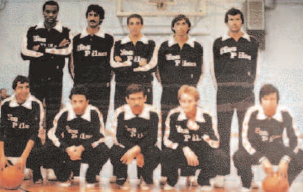 Ayaktakiler; Jeffrey, Mehmet, Fensal, Hakan, Cengiz.  Oturanlar; Murat, Ömürden, Erdim, Aytek, Doğan.