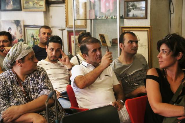 Balat’ta hemen hemen her gün mezata katılabilirsiniz.