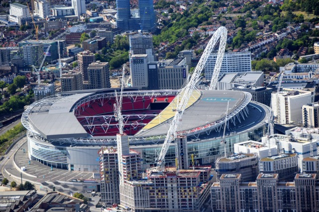 Pek çok kişinin zannettiğinin aksine Wembley’in üstü, açılır-kapanır tarzda değildir. 
