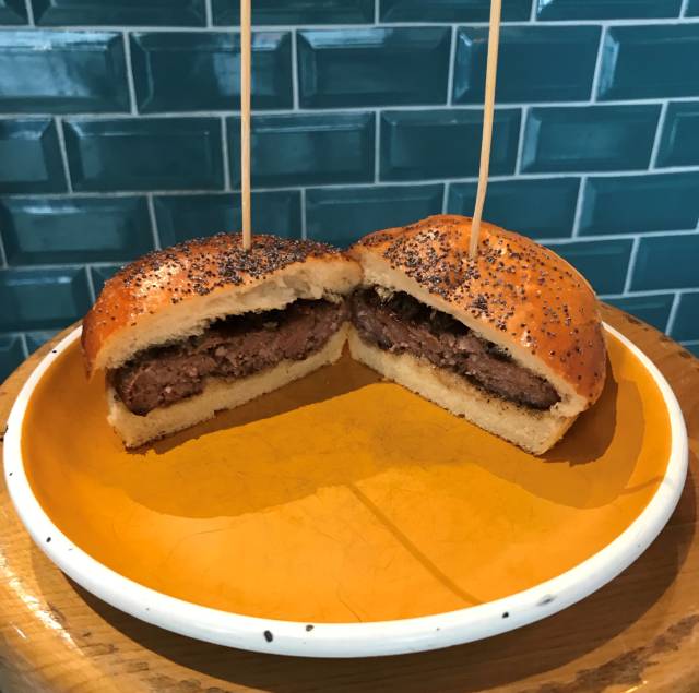 Kuzu burger, mekanın en hızlı tükenen lezzetlerinden biri. 