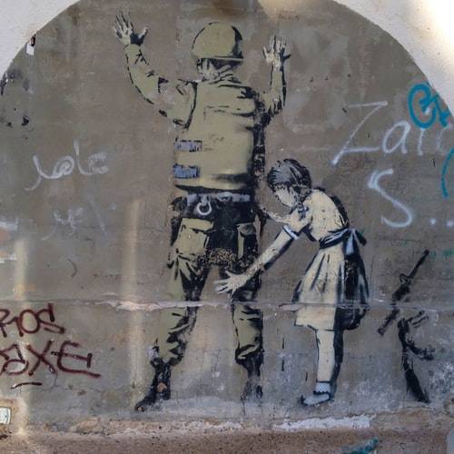 Bugün, dünyanın hangi köşesinde baskı ve insan hakkı ihlali varsa orada mutlaka grafiti örnekleri var. Tıpkı Banksy’nin Batı Şeria’da bir duvara çizdiği bu örnek gibi…  Avrupa ile hemen hemen aynı zamanda Güney Amerika’da da benimsenen grafiti, genel olarak 1990’ların ortalarına kadar askeri cuntalarla, diktatörlerle yönetilen ya da gerillalarla, uyuşturucu çeteleriyle savaşan Güney Amerika ülkelerinde halkın sözcülüğünü üstlendi.