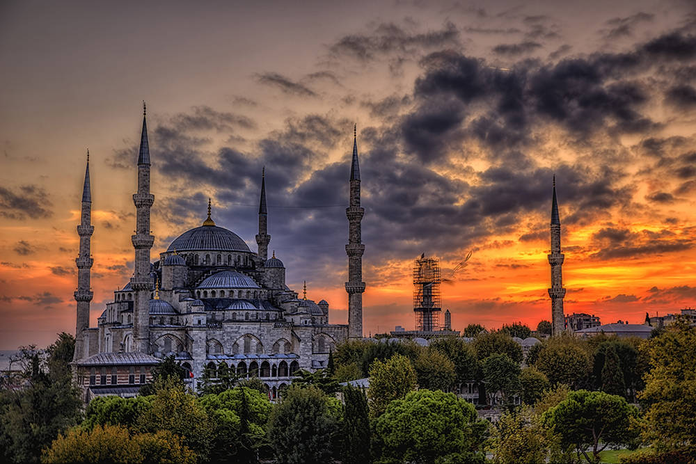 5- Minarelerin üzerinden bu güzel şehirde güneşi izlemek de herkese nasip olmaz tabi. Bunun için bir torpil de Sultanahmet Camii’ne yapılabilir elbette. 1600’lü yıllardan beri hem şehrin değişimine tanık olmuştur bu yaşlı yapı hem de güneşi doğurup batırmıştır her gün. Kimbilir belki ona sorsak bize neler anlatır, günün içinde olanlarla ya da olmayanlarla ilgili…
