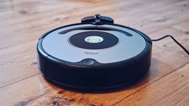 Diğer örnekleri gibi havali bir şarj istasyonu olmasa da iRobot Roomba 604 de görevini layıkıyla yerine getiriyor.