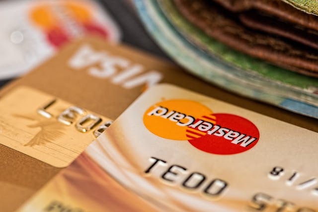 Finansal okuryazarlık becerisini geliştirmemek; hatalı harcamalara, katlanarak artan borçlara, düşük kredibiliteye yol açabiliyor. 