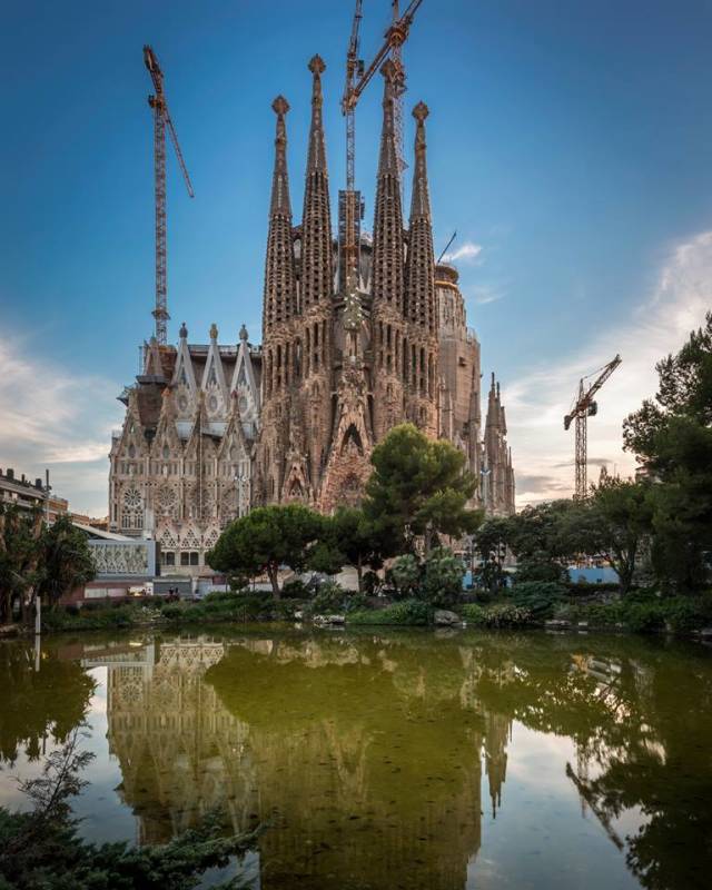 Barselona’nın simgelerinden, bitmeyen bazilika, La Sagrada Familia.