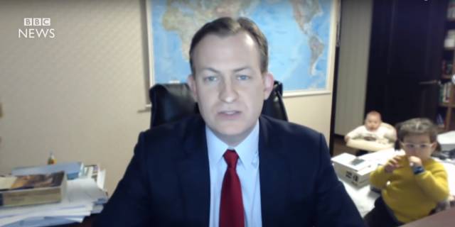 BBC’nin 2017 yılındaki online röportajında Profesör Robert Kelly, demeç verirken çocukları odaya girmiş ve tüm dünya bu anları canlı yayında izlemişti. 