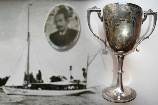 Büyükada’daki Prinkipo Yat Kulübü’nün 1898’deki ilk yarışın birincisi Faik Bey’in kazandığı kupa, Çinay Ailesinin en değerli mirası.
