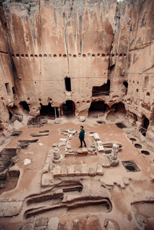 Kapadokya bölgesindeki en büyük manastırlardan birisi olan fotoğraftaki Gümüşler Manastırı, 10. yüzyıl Bizans sanatının günümüze ulaşmış örneklerinden.