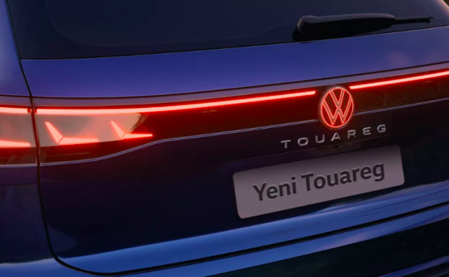 Üçüncü nesil Touareg’in bagaj kısmındaki Volkswagen logosu, kırmızı renkte aydınlatılıyor. 